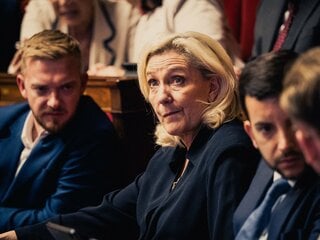 ルペン氏の仏極右政党、人気でも資金調達で欧州奔走－来年に大統領選| TBS CROSS DIG with Bloomberg