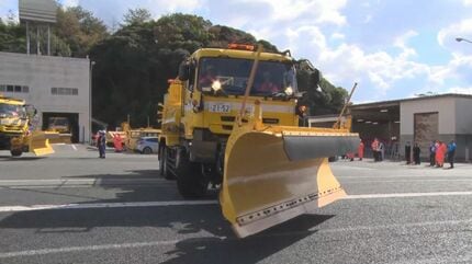 冬の高速道路を守る 雪氷作業車両出動式 島根県浜田市 |