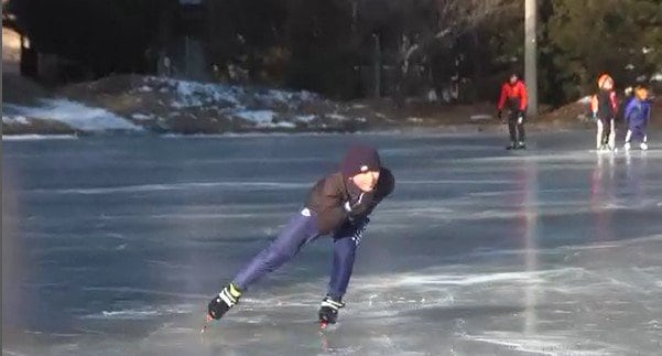 小学校で伝統の「校庭リンク」　子どもたちがスケートの「滑り初め」長野・茅野市　|　SBC NEWS | 長野のニュース | SBC信越放送