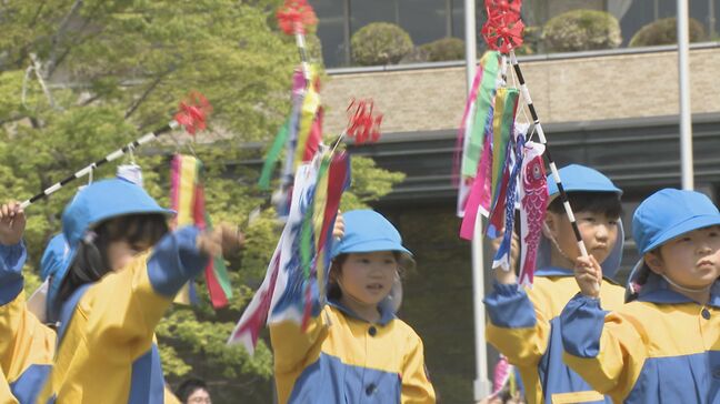 191人の園児 力を合わせてこいのぼり揚げる･･･山口県庁前に大きな4匹のこいのぼり登場|TBS NEWS DIG