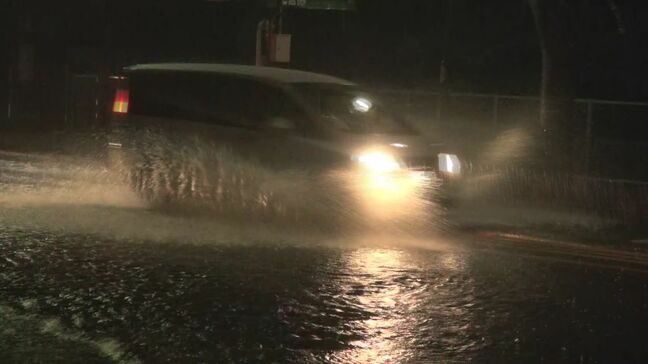 台風10号の影響で激しい雨 夜空に走る“稲光” あっという間に冠水も 気象台が警戒を呼びかけ|TBS NEWS DIG