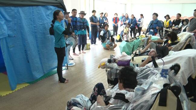 イルカのジャンプに歓喜！障がいがある子どもたちがバンドウイルカと触れあう体験|TBS NEWS DIG