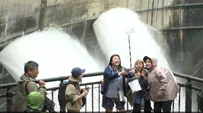 長野県と富山県結ぶ「立山黒部アルペンルート」黒部ダムで「観光放水」えん堤の高さは「日本一」186メートル！毎秒15トンの水が放出！豪快な音が響き渡る|TBS NEWS DIG