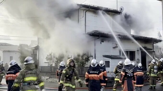 全焼した住宅の焼け跡から発見された遺体はこの家に住む60代男性と判明　盛岡市|TBS NEWS DIG