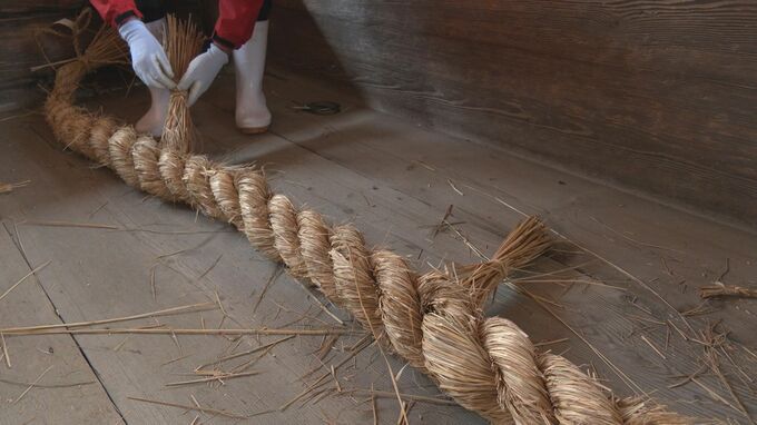 神社で新年のしめ縄作り　氏子50人がわらをたたき最長７メートル32本を仕上げる　岐阜・高山市　|　名古屋・愛知・岐阜・三重のニュース【CBC news】 | CBC web