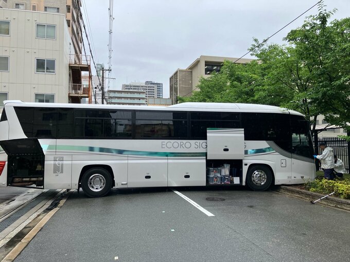 【速報】無人の観光バスが大阪・清風高校の植え込みに前から突っ込む　運転手とみられる男性1人けが　|　MBSニュース | 関西の最新ニュースを分かりやすく。