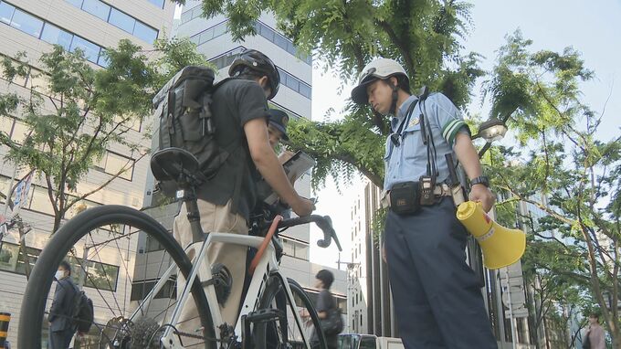 博多駅前で自転車の取り締まり　1時間半で「青切符」1件・指導警告20件　違法駐停車の観光バスも指導|TBS NEWS DIG