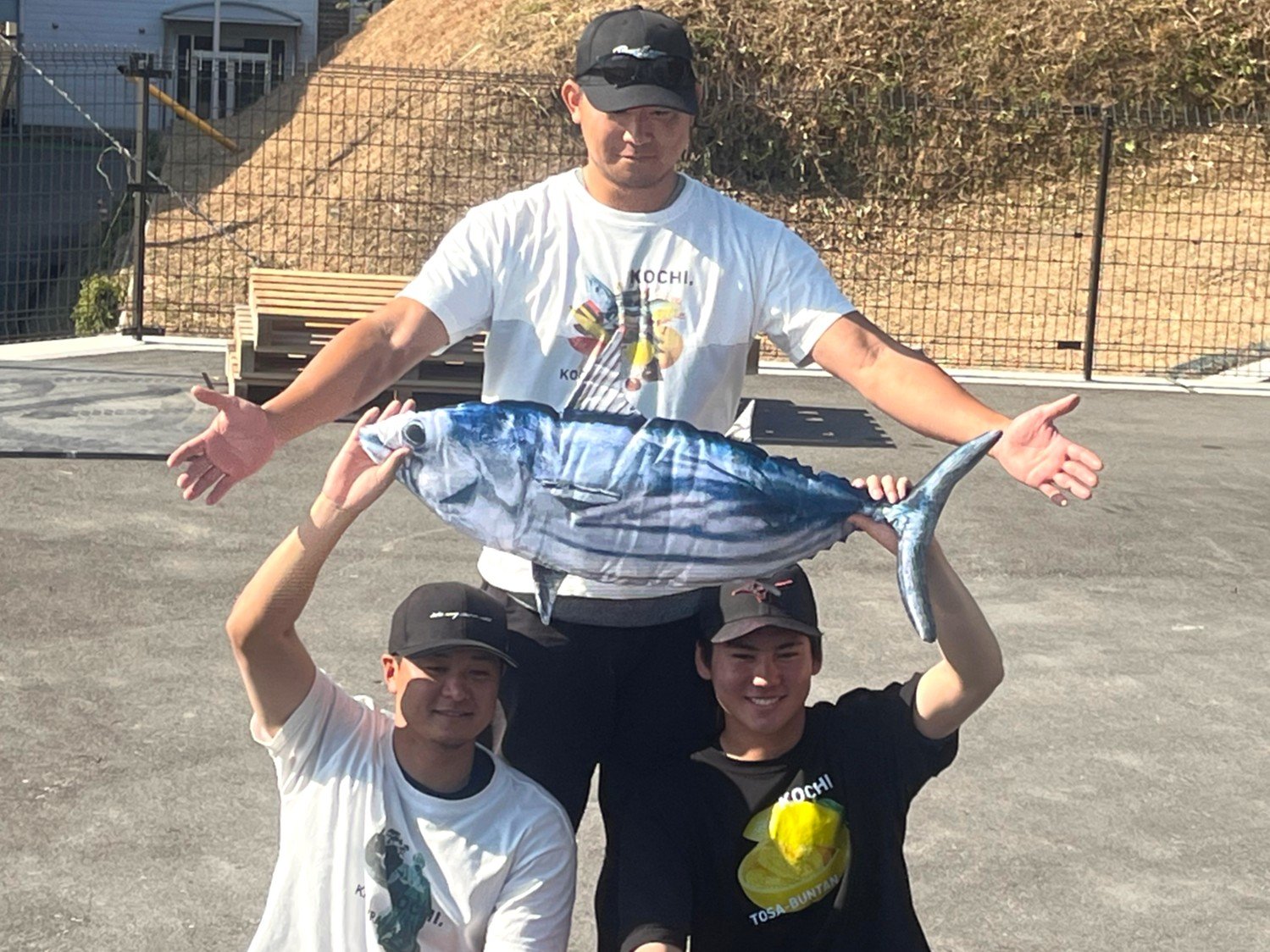 カブス今永昇太、記念撮影で“カツオざんまい”ポーズ 今季の飛躍へ