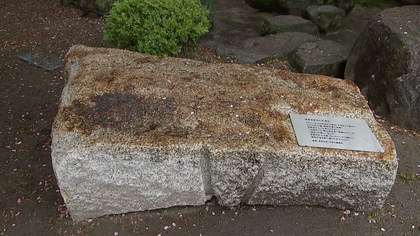 昔の植物が入った石 大阪・関西万博で世界中の人たちが腰かけた万成石のベンチ 小学校に