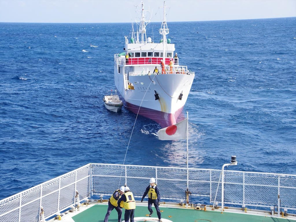 太平洋で漂流のマグロ漁船「第八豊清丸」タグボートに曳航を引き継ぐ