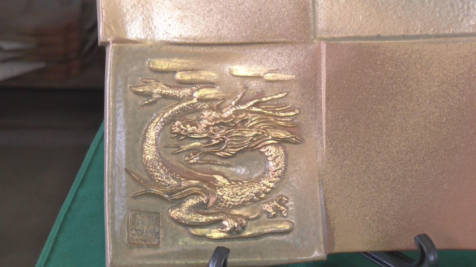 正月に向けて「干支瓦」作り大忙し 5500円の瓦が人気 主に贈答用 来年は辰年 “龍”のデザインで開運願う