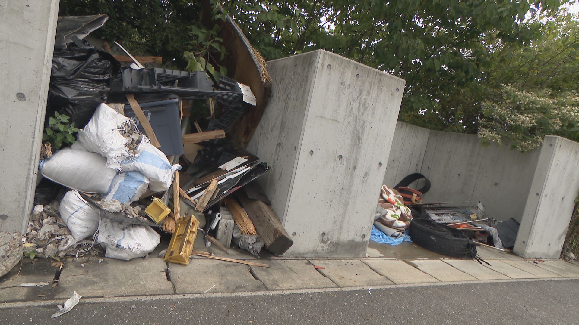 MOACON japan 落下物 愛知 畳」が高速道路上に…？ 走行中に接触したら危険な落下物「落とし主の
