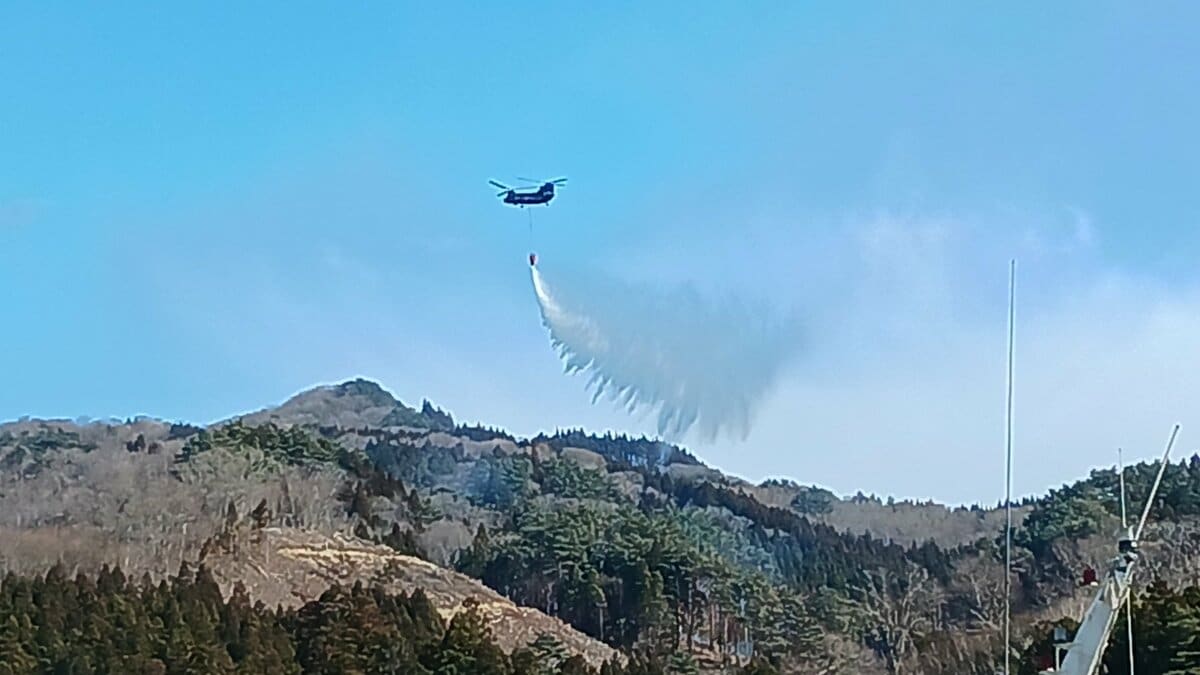 5日目も鎮圧見通せず ヘリによる空中放水で火勢衰えるも 電気設備延焼