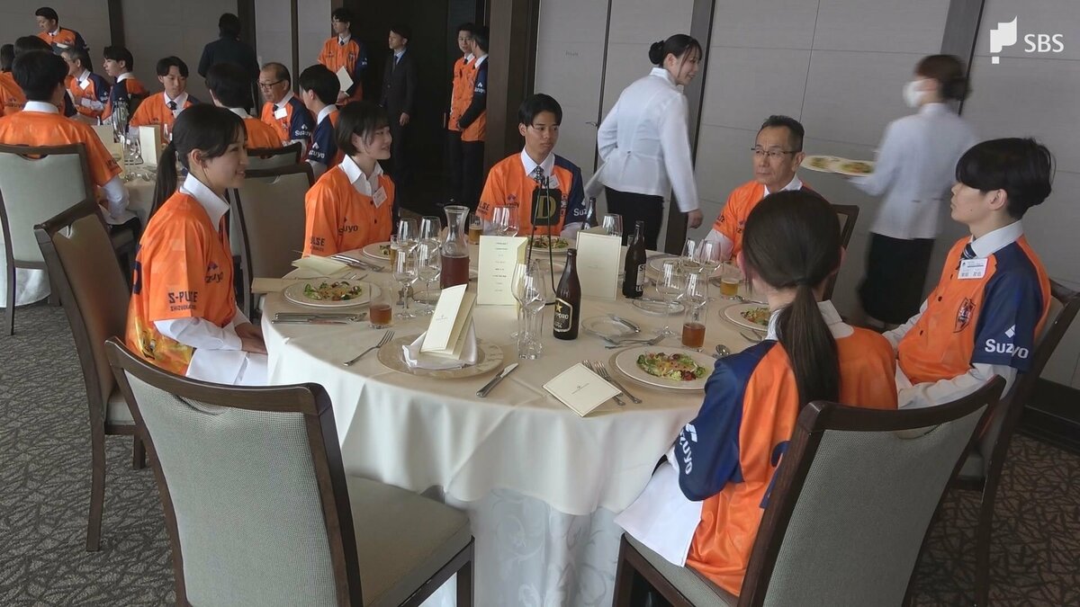 「普段自分が使っている商品などを扱うことが楽しみ」物流大手・鈴与で入社式 32人が社会人の一歩 スポーツを通じた地域貢献の意識も