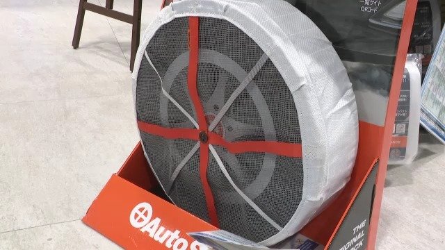 名古屋でも積雪か ｢急いで慌てて…｣ カー用品店に駆け込み続々 取り付けやすい布製チェーンの需要増 冬用タイヤの交換に来た人も