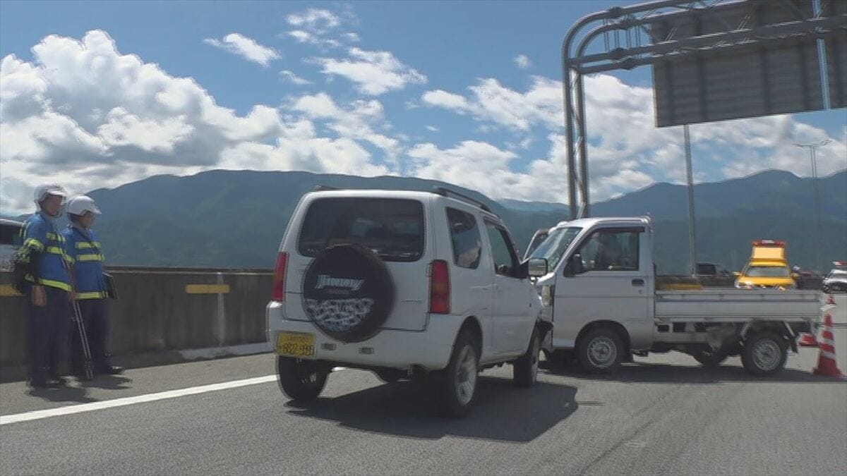 軽乗用車が逆走か　正面衝突の軽トラックの男性が重傷　新山梨環状道路