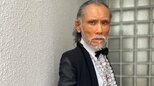 【 片岡鶴太郎 】酷暑に漆黒「タキシードスタイル」 フリルシャツ・ジュエリー・ブラックデニムの上級コーデにフォロワー絶賛「鶴ちゃん今日もイケオジ」|TBS NEWS DIG