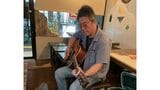 【 錦織一清 】 「30'sに置きっぱだったターギーで作曲中」ギターで作曲する姿を公開 バーでリラックスしながら創作活動|TBS NEWS DIG