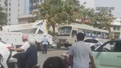 バスが登校中の中学生らの集団に突っ込み11人死亡13人重軽傷　中国・山東省| TBS CROSS DIG with Bloomberg