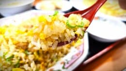 「チャーハン、最後の一口をどう食べるか問題」箸を使う?意地でもれんげで?調べてみると…本場中国の人は茶碗に箸で!|TBS NEWS DIG