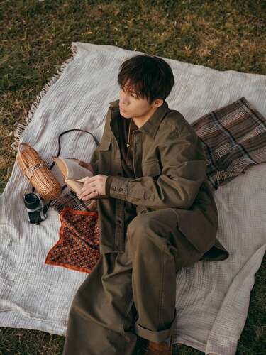 Number_i・岸優太 】 撮影時のオフショットを公開 芝生で読書