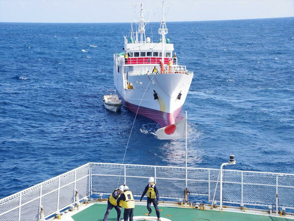 太平洋で漂流のマグロ漁船「第八豊清丸」タグボートに曳航を引き継ぐ 沖合1660㎞から時速10㎞で…乗組員23人に異常なし “気仙沼漁港” 帰還は6日後の見込み | 富山のニュース|天気・防災|チューリップテレビ
