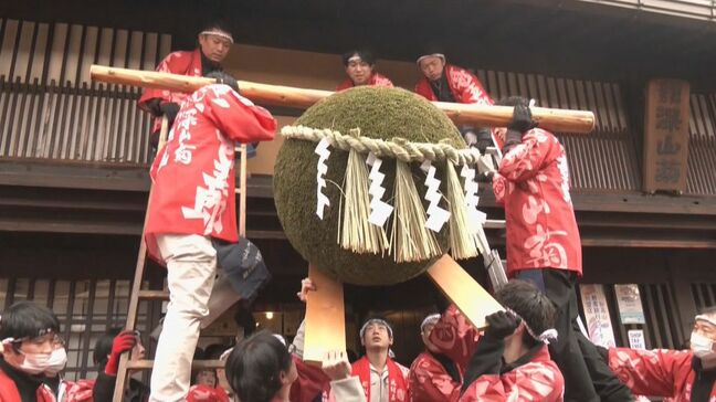 「良いお酒ができた」 観光客らが搾りたての新酒味わう… 飛騨高山の古い町並みで酒の完成告げる酒蔵の“杉玉かけかえ”|TBS NEWS DIG