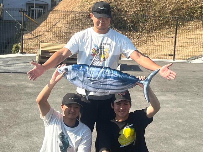 カブス今永昇太、記念撮影で“カツオざんまい”ポーズ　今季の飛躍へ、広島・森翔平、中日・金丸夢斗と高知自主トレ|TBS NEWS DIG