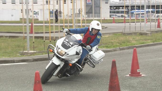重量300キロの鉄白馬を華麗に操る　白バイ隊員の安全運転競技大会　沖縄　|　沖縄のニュース｜RBC 琉球放送