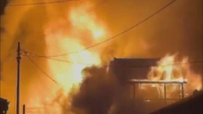 住宅密集地の火災で６棟全焼　火元の家主(70)が重傷見込み、高齢女性１人が安否不明　「おばあさんが中にいる」との情報も　|　BSSニュース | BSS山陰放送