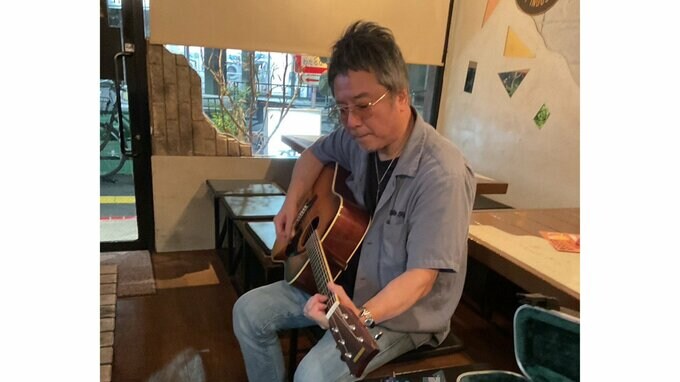 【 錦織一清 】　「30'sに置きっぱだったターギーで作曲中」ギターで作曲する姿を公開　バーでリラックスしながら創作活動|TBS NEWS DIG