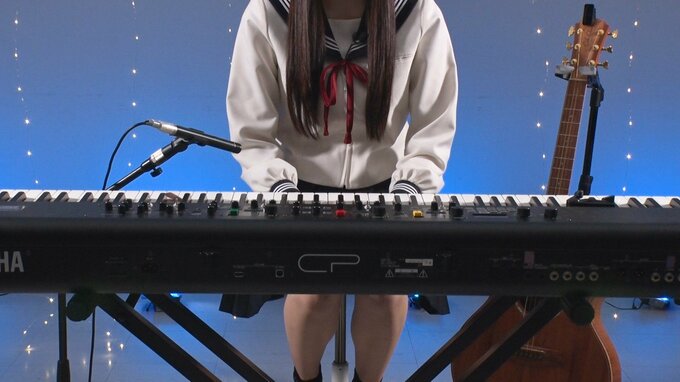 【現役高校生シンガーtuki.】ファーストキスの相手は…赤裸々な恋愛事情トークに視聴者もびっくり「正直すぎる！」曲作りの様子を実演するスペシャルな一幕も【日曜日の初耳学】|TBS NEWS DIG