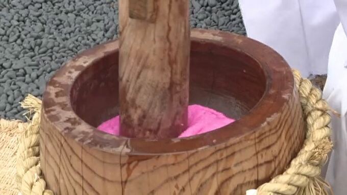 縁起物の赤餅を”ぺったん” 能登半島地震復興の願い込め念仏赤餅つき|TBS NEWS DIG
