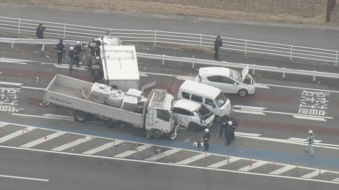 【速報】「トラックが横転している」福岡県宗像市の国道3号で車6台が絡む事故　|　福岡のニュース｜RKB NEWS｜RKB毎日放送
