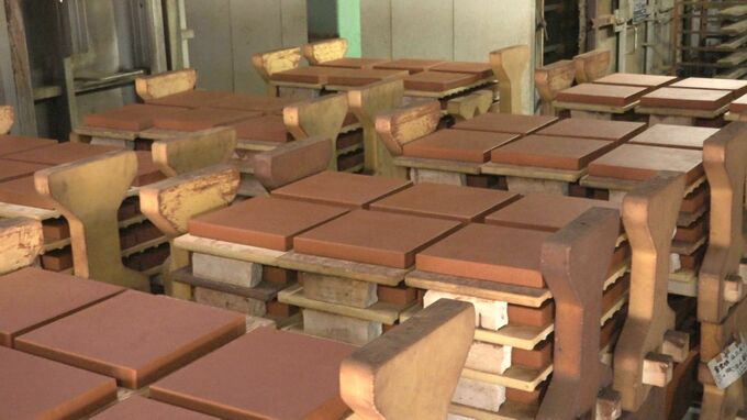 首里城に敷く磚瓦の生産が本格化　1000度以上の高温で1日焼いた瓦を冷まして窯出し|TBS NEWS DIG