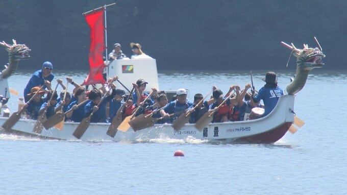 「すごく爽快！」龍の形に模したカヌーを20人ほどの漕ぎ手が息を合わせてゴールを目指す恒例の「ドラゴンカヌー大会」猛暑の中、水上の熱戦【高知】　|　高知のニュース・天気｜KUTV NEWS | KUTVテレビ高知
