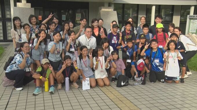 伊江島・久米島・黒島の子どもたちが沖縄国際大学のキャンパスを見学 たくさんの本やゼミでの学びに感激！|TBS NEWS DIG