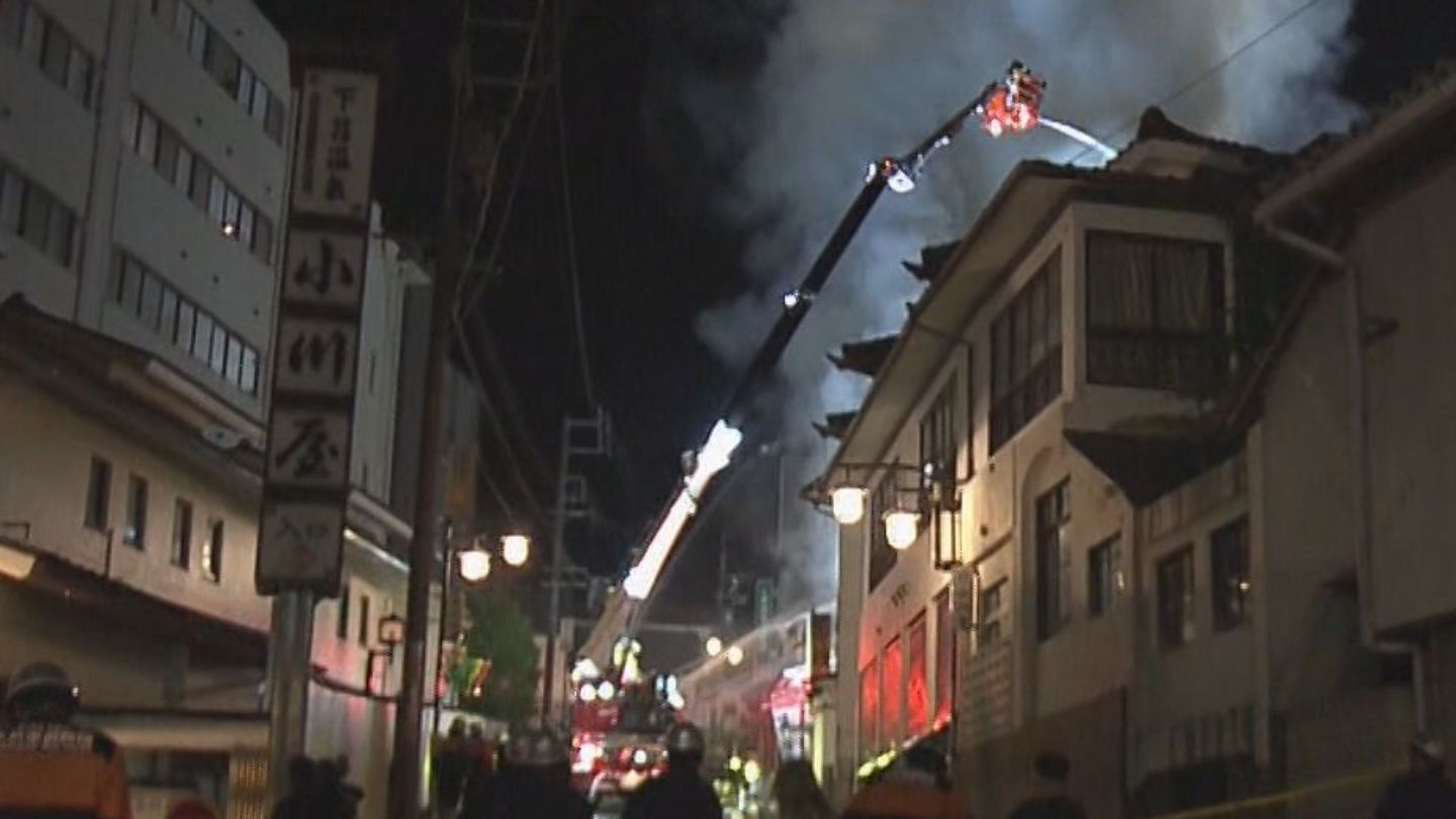 パニックになっている人もいた」 温泉街の中心部で未明に火事が発生