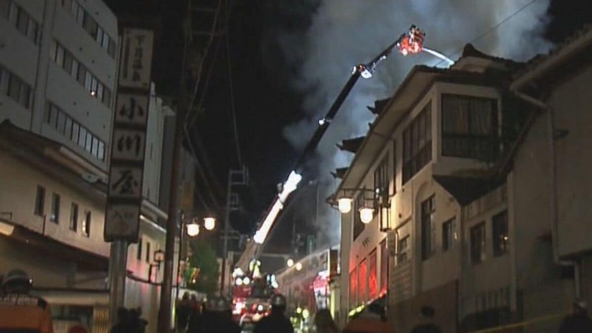 パニックになっている人もいた」 温泉街の中心部で未明に火事が発生