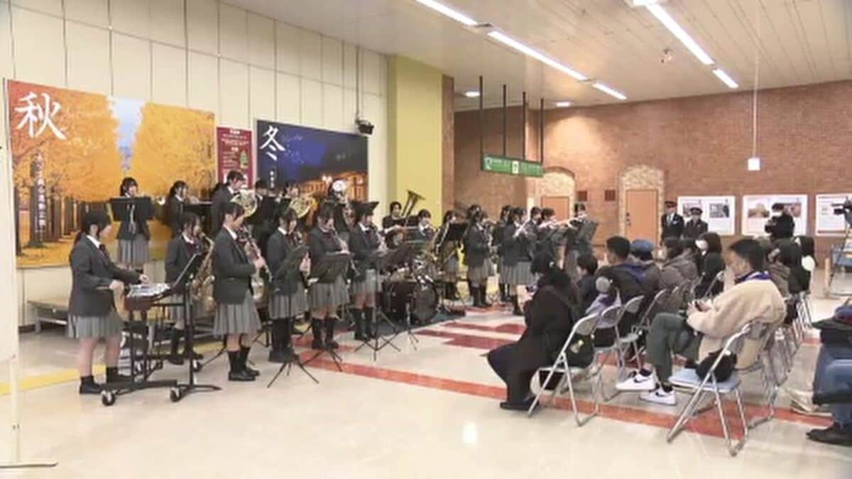とても素敵でした」JR福島駅構内でクリスマスコンサート 高校吹奏楽部 
