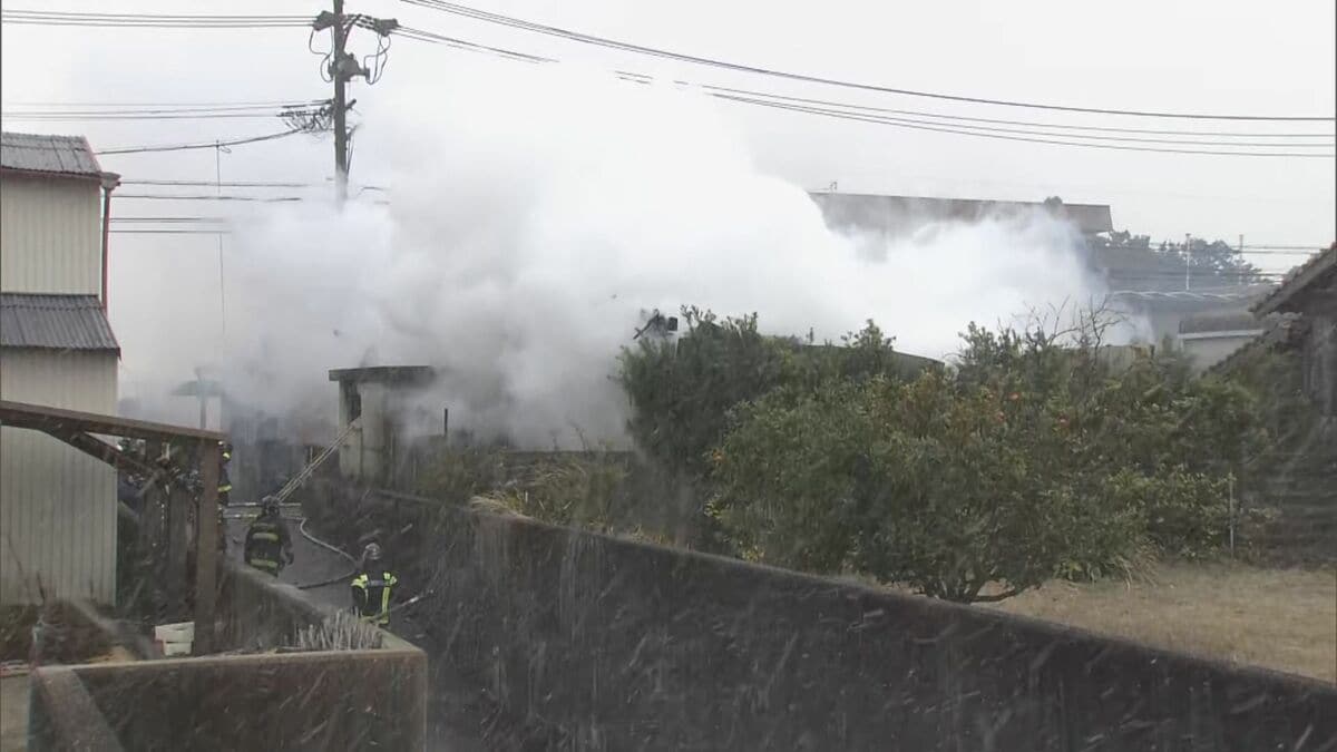 津市で住宅火災　焼け跡から1人の遺体　90代の母親と連絡とれず