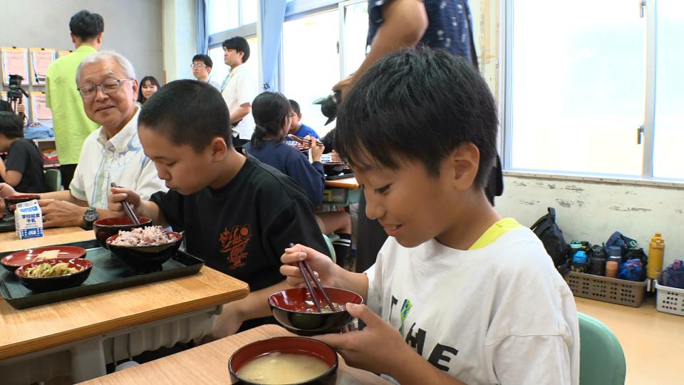 【県産品奨励月間】那覇市の小学校　給食で県産品味わう