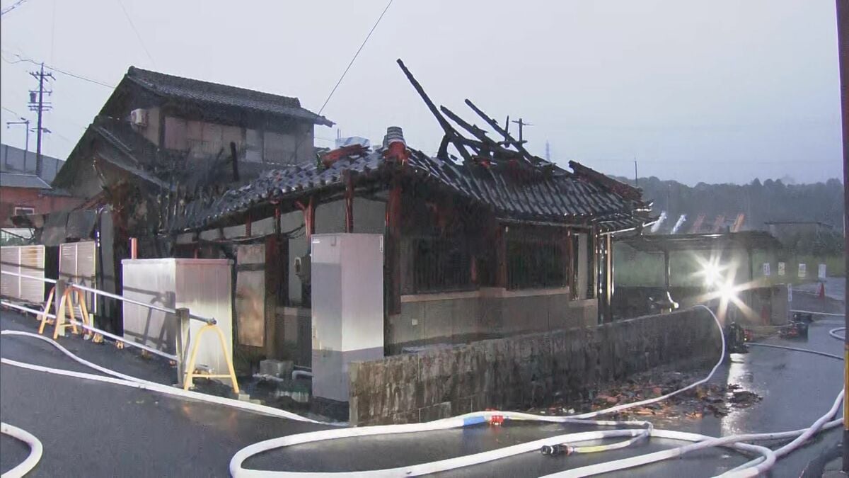 岐阜・恵那市で住宅火災もけが人なし　住人の90代夫婦は外出中　木造2階建て住宅約260平方メートルと隣接住宅の壁面焼ける　「建物から火が見える」と通報