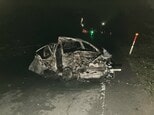 【速報】苫小牧市でトラックと乗用車が正面衝突か　乗用車が全焼し男性死亡、女性は意識不明の重体、幼児も搬送　|TBS NEWS DIG