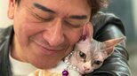 【 川﨑麻世 】「新しい家族」無毛の愛猫を紹介「とても人懐っこい子」抱きしめてうっとり|TBS NEWS DIG