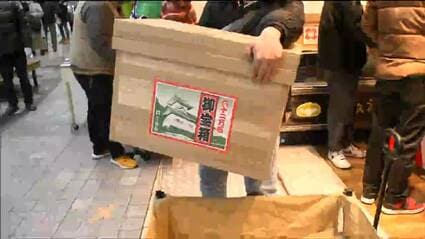伝統の「仙台初売り」賑わう 景品の「茶箱」求め長い列 気になる中身は