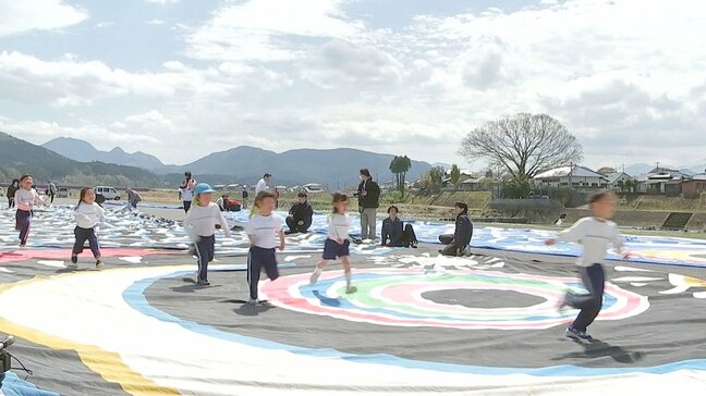 「ジャンボこいのぼり」虫干し　園児120人が駆け抜ける　5月に日本童話祭　大分・玖珠町|TBS NEWS DIG