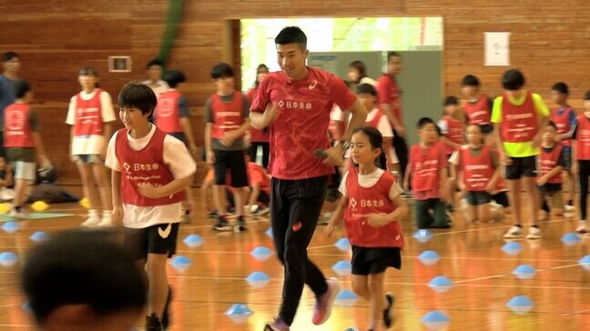 陸上・桐生祥秀選手と小学生が「かけっこ勝負」「桐生選手に追いつけるくらい速く走れるようになりたい」【岡山】|TBS NEWS DIG