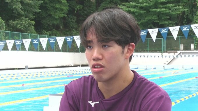 チームメイトと練習に励む水中の黒田選手