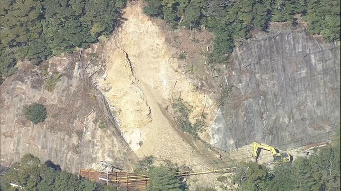 斜面の土砂や岩の塊を取り除く作業再開　国道沿いの土砂崩れ　安全確保できれば救助作業を再開へ　釣りに向かった70代男性と連絡取れず　奈良・下北山村|TBS NEWS DIG